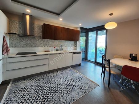 Lara 'da Havuzlu Sitede Geniş Lüks Katta 3+1