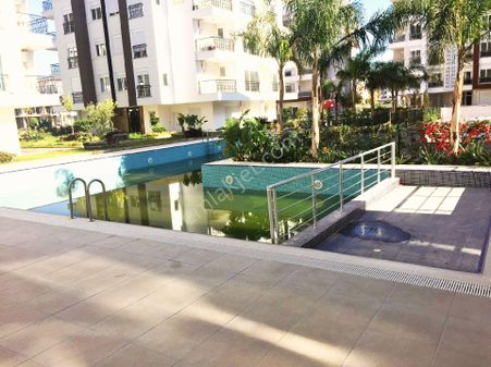 Antalya Konyaaltı Hurma Mahallesinde Havuzlu Site İçinde Ara Katta Eşyalı Kiralık 1+1 Daire