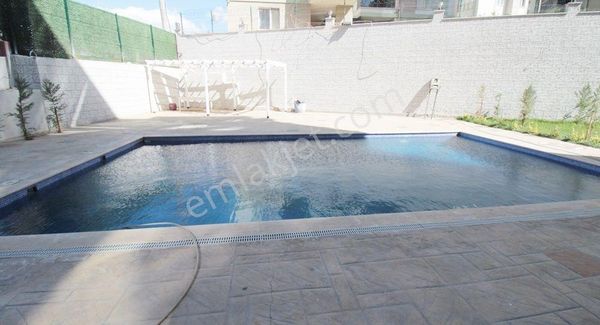 Nusratiye De Havuzlu Sitede Satılık 1+1 55m2 Daire Açık Mutfak