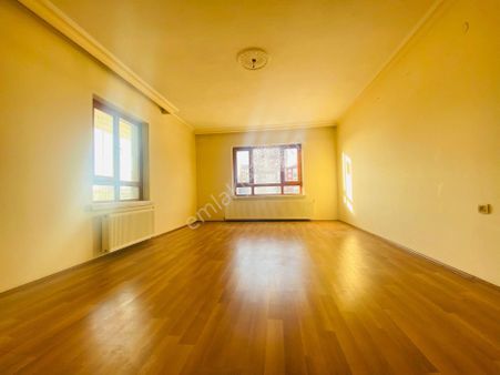 Kutlu'da Dereboyu Cadde Yakınında 140 M2 3+1 Ara Kat Satılık Daire !!