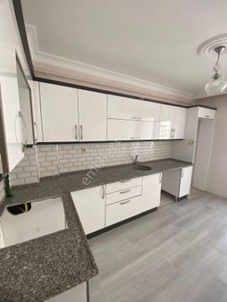Fiber Emlak Akhisar Reşatbey Mh Kiralık Ara Otoparklı Geniş 2+1 Daire