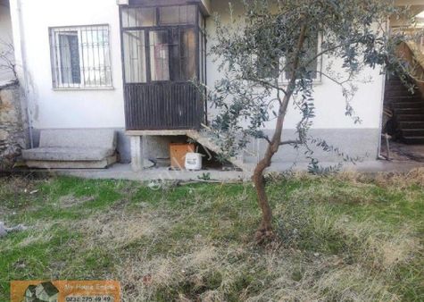 Manisa Demirci'de Üniversiteye 100 Metre Mesafesinde Müstakil Girişli Bahçeli 2+0 Satılık Daire