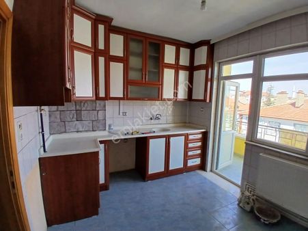 Akçay Emlak'tan Akşehir Perşembe Pazarı Altında Ara Kat Kiralık 3+1 Daire