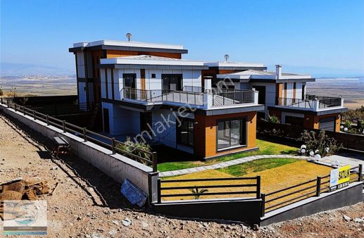 Foçaköy'de Deniz Manzaralı Müstakil Havuzlu 5+1 Tripleks Villa