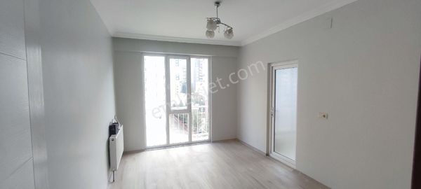 Yıldız Emlaktan Site İçi Satılık 2+1 Daire