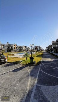 İzmir Dikili Hol West Sitesinde Satılık Eşyalı Havuzlu 4+1 Villa