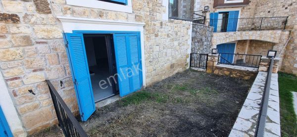 Yenifoça'da Satılık Havuzlu Sitede Geniş 4+1 Tripleks Villa