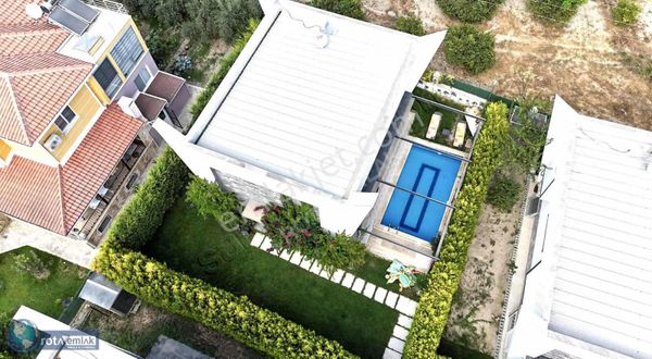 Karaova'da Denize 600 M Özel Havuzlu Villa