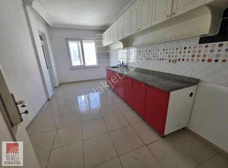 Şirinyalı'da Cadde Üzeri 3+1 Kiralık Daire