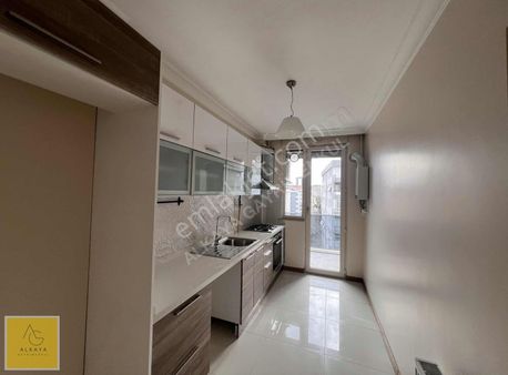 Alkaya'dan Erenköy'de Satılık 3+1 Ara Katta Boş Daire Balkonlu