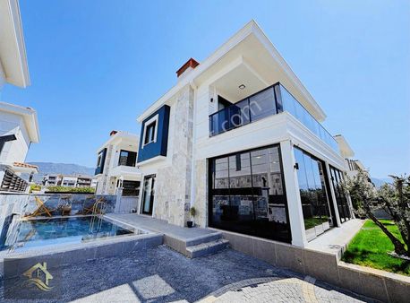 Kuşadası Davutlar'da Müstakil Havuzlu Şömineli Satılık 3+1 Villa