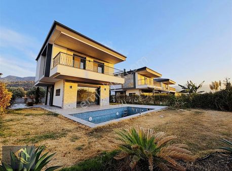 Kuşadası Davutlar'da Tek Müstakil Özel Havuzlu Satılık 4+1 Villa