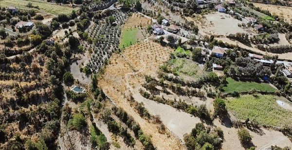 Uğur' Dan Dere Mahallesinde İçinde 2+1 Ev Olan Büyük Arazi