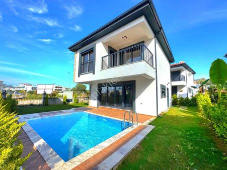 Kuşadasında Özel Havuzlu Otoparklı Tek Müstakil Bahçeli Sıfır Villa
