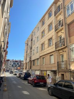 Aöf Binası Arkasında Kiralık Geniş 1+1 Ayrı Mutfaklı Daire