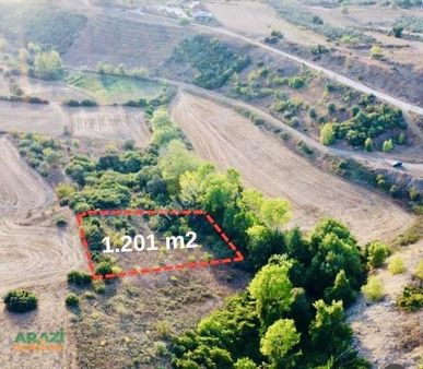 Biga Bekirli Köyünde Göl Manzaralı Tarla