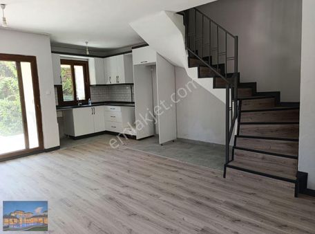 Kuşadası Merkezde Havuzlu Site İçerisinde 3+1 Satılık Villa