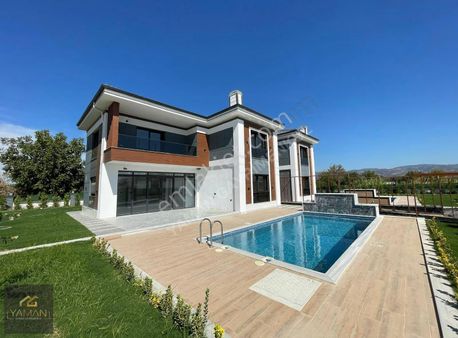 Ulucami Mahallesinde Satılık 4+1 Lüks Dubleks Havuzlu Villa