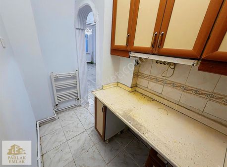 Parlak'tan Metro Duraklarına Yakın 2+1 İçi Bakımlı Merkezi Konum