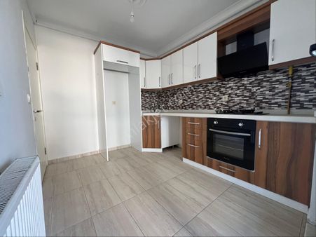 Akçay Oya Gayrimenkul'den Yüksek Giriş Ön Cephe 2+1 Ayrı Mutfak Fırsat Daire