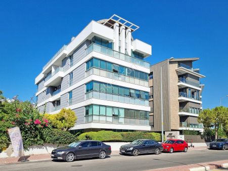 Gökhan Üçgün'den Altınbaş Plaza'da Özel Tasarımlı Dubleks Ofis