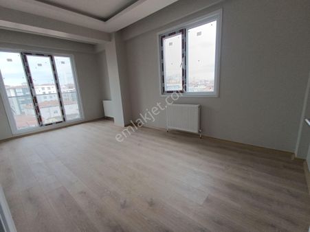 Pendik Esenyalıda Satılık 2+1 Asansör Otoparklı Ana Cadde Paralel Lüks Daire