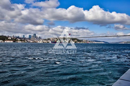 Kuzguncuk'da Boğaz Manzaralı Rıhtımlı Satılık Yalı