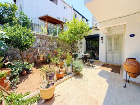 Bornova Evka3'de Satılık 4+1 Tripleks Villa