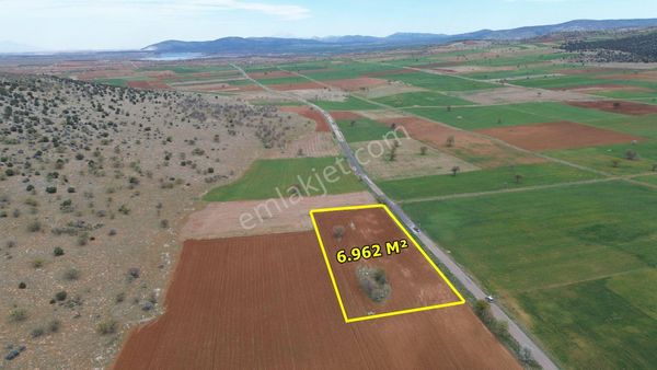 Akören Karahüyük De Asfalt Yola Cephe 6.962 M2 Müstakil Tapulu Tarla