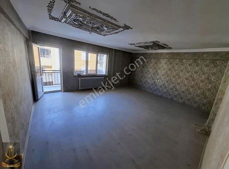Poyraz Emlak'tan Emek Mahallesi Ertaş Caddesi Yakını 3+1 135 M²