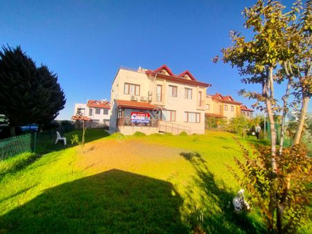 Remax Tropikten Nezih Site İçerisinde 5+1 Lüx Triblex Villa