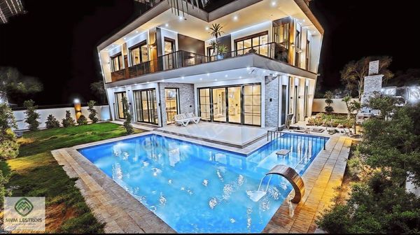 Mağusa Merkez 4+1 Lüks Villa Özel Havuz 530 M² Arsa