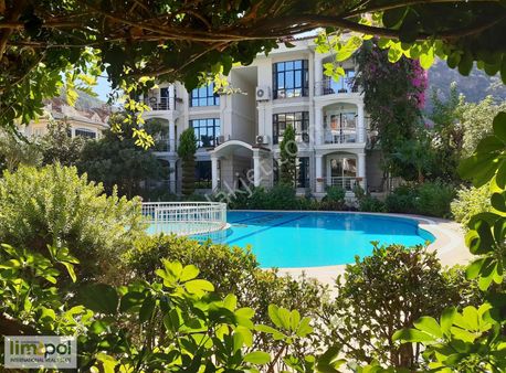 Limopol'den Havuzlu Bahçeli Site İçinde Satılık 5+1 Çatı Dublex