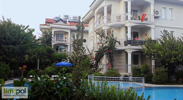 Limopol'den Havuzlu Bahçeli Sitede Satılık 4+1