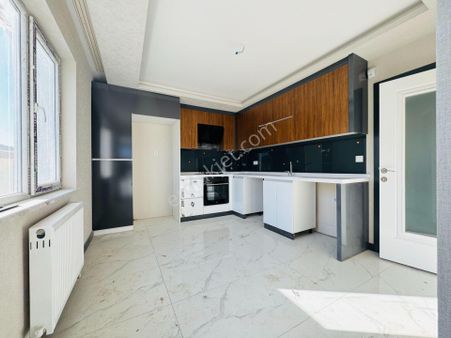 Nam-ak Emlak'tan Önü Açık Yeni Binada Çift Banyolu 4+1 Daire