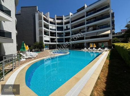 Kuşadası'nda Site İçinde Merkezi Isınma Kiralık Eşyalı 3+1 Daire