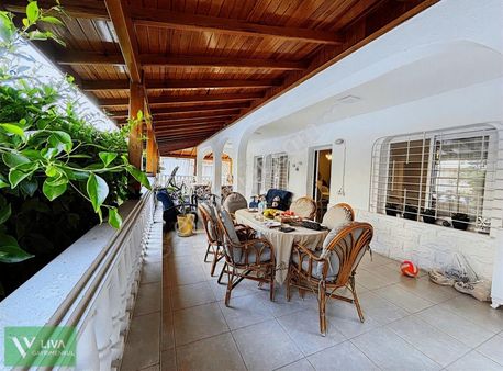 Arsuz Merkezde Site İçi Satılık 3 Katlı Bina