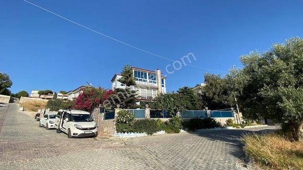 Süreli Kiralık, Köşe Başı Konumda, Ğaniş Bahçeli, Özel Havuzlu Ve Otoparklı