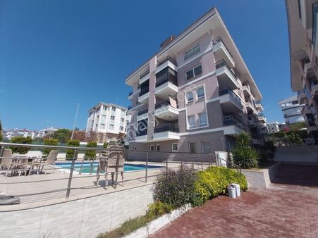 Nezih Bir Sitede Havuzlu 2+1 Satılık Daire