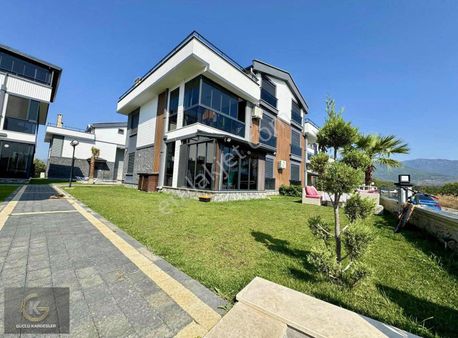 Güçlü Kardeşler Havuzlu Sitede 5+1 Denize 300 Metre Lüks Villa