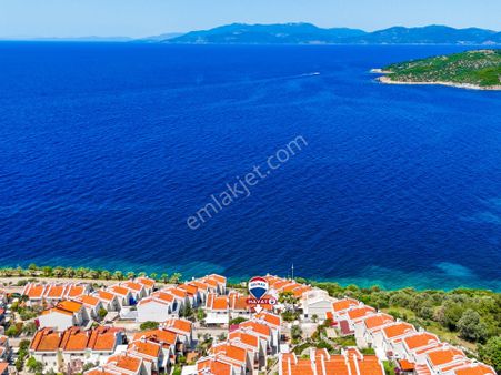 Kuşadası'nda Denize Sıfır Sitede 3+1 Satılık Villa