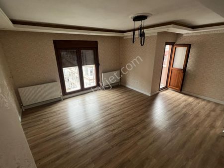 Emin Emlak'ta Fevzi Çakmak'ta,katta,3 Balkonlu,ebv.banyolu,fırsat