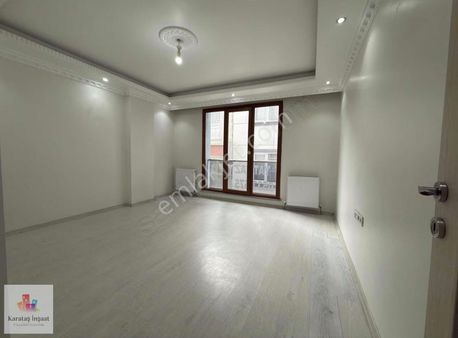 Karataş'tan Satılık Uygun Fiyata Balkonlu 2+1 90 M2 Ara Kat