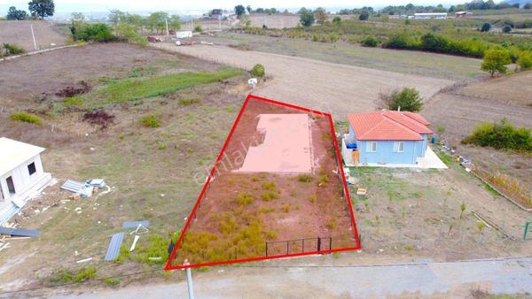 Gümüşova Elmacık Köyü'nde Ruhsatlı - Temeli Atılmış 953 M2 Arsa