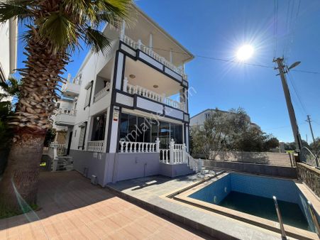 Çamlık Mahallesi 3.koy Plaja 700metre 4+1 Tam Müstakil Havuz Otopark Ve Eşyalı Villa