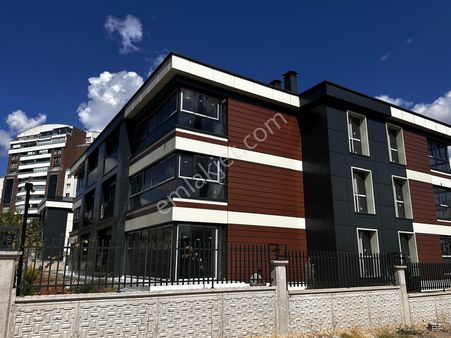 Kiralık 4+1 Daire Park Caddesinde Sıfır 4 Banyolu Bahçe Katı