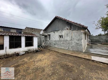 Torbalı'nın Gözdesi Yeniköy'de Satılık 590 M2 Arsa Ve Ev