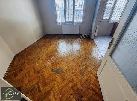 Fındıkzade Huri Sokakda 2.000 Yapımlı Bina Yüksek Giriş 2+1