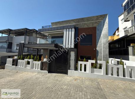 Kuşadası Satılık Lüks Villa!