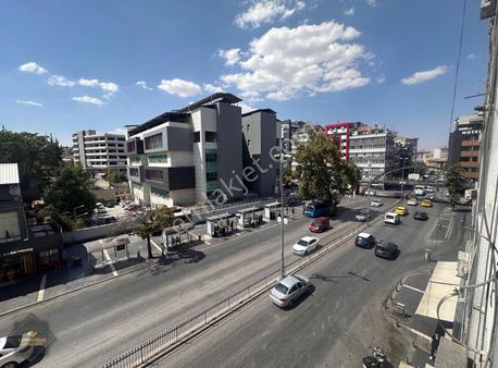Cadde Üzerinde İçi Yenilenmiş Asansörlü Hasarsız 3+1 Daire